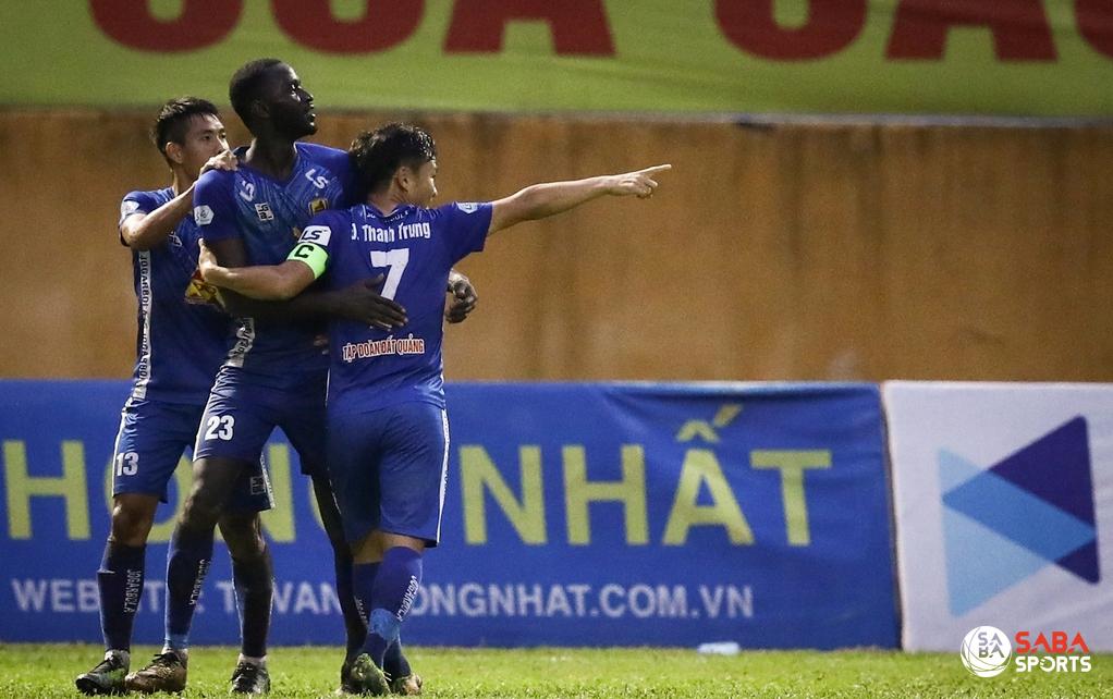 Ibou Kebe xử lý bóng khéo léo và dứt điểm hạ gục thủ thành Thanh Diệp