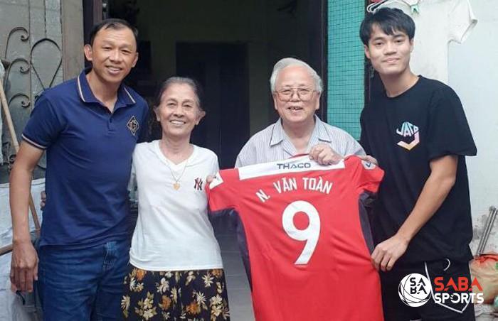 Văn Toàn tặng áo số 9 cho vợ chồng CĐV HAGL