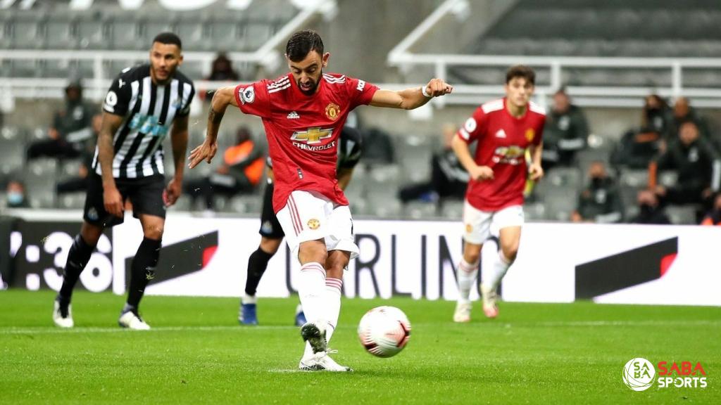 Bruno sút hỏng 11m.