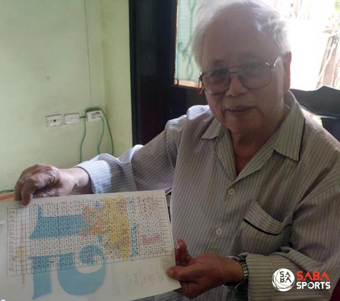 Ông Quách Ngọc Ân cầm tờ giấy thống kế trên tay
