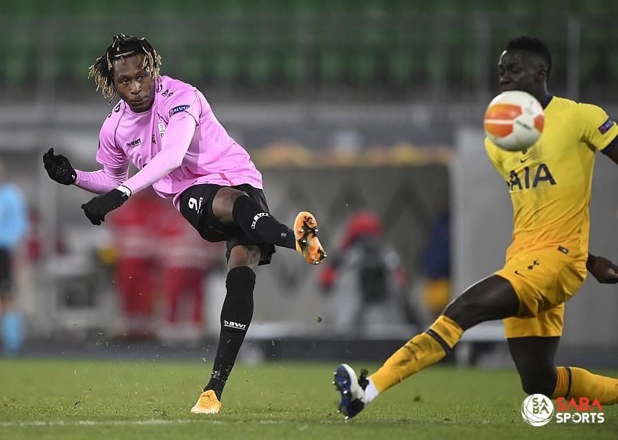 Thủ môn người Anh tiếp tục làm nền cho siêu phẩm thứ 2