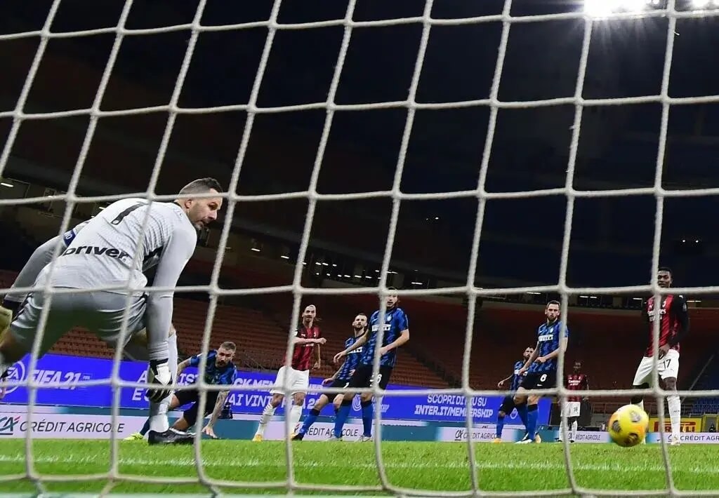 Ibrahimovic dứt điểm chéo góc hạ gục thủ thành Handanovic