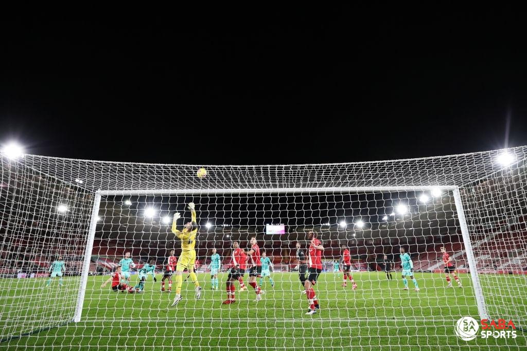 Hàng thủ chơi chặt chẽ của Southampton đứng vững trước sức ép