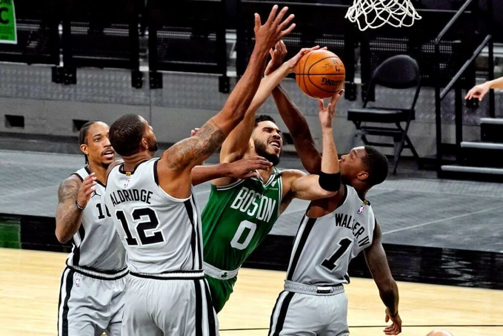 Tatum bị theo kèm rất sát