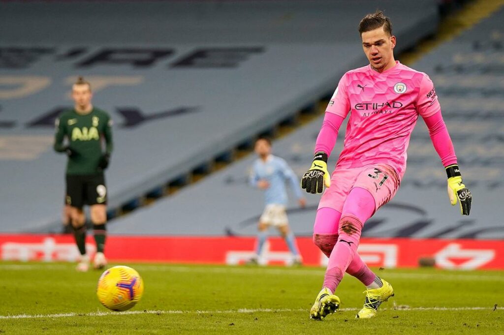 Ederson là một thủ môn cực hiện đại với khả năng dùng chân rất đáng nể (Ảnh: The National)