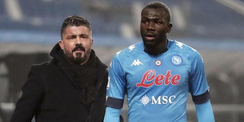 Koulibaly bảo vệ Gattuso. (Ảnh: Corriere dello Sport)