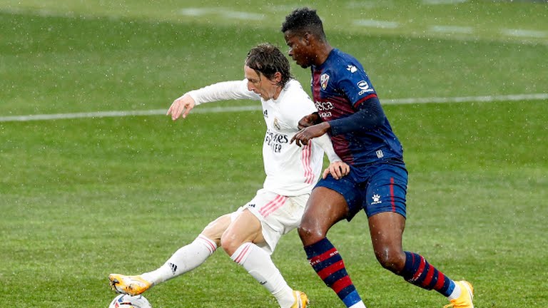 Modric trong một pha tranh chấp với cầu thủ đội bạn.