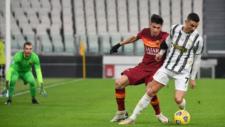 Juventus khai thác tốt lỗ hổng hàng thủ Roma.