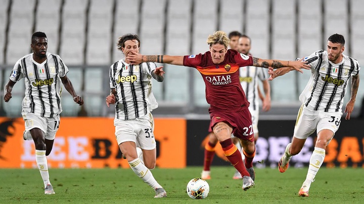 Juventus vượt mặt Roma trên bảng xếp hạng.