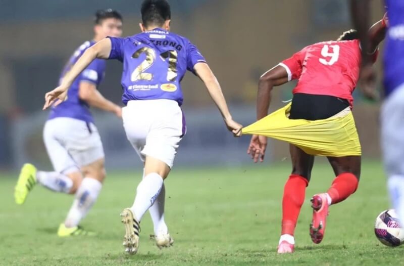 Hành động phản cảm bị cả trọng tài và VFF bỏ qua (ảnh: Sport5)