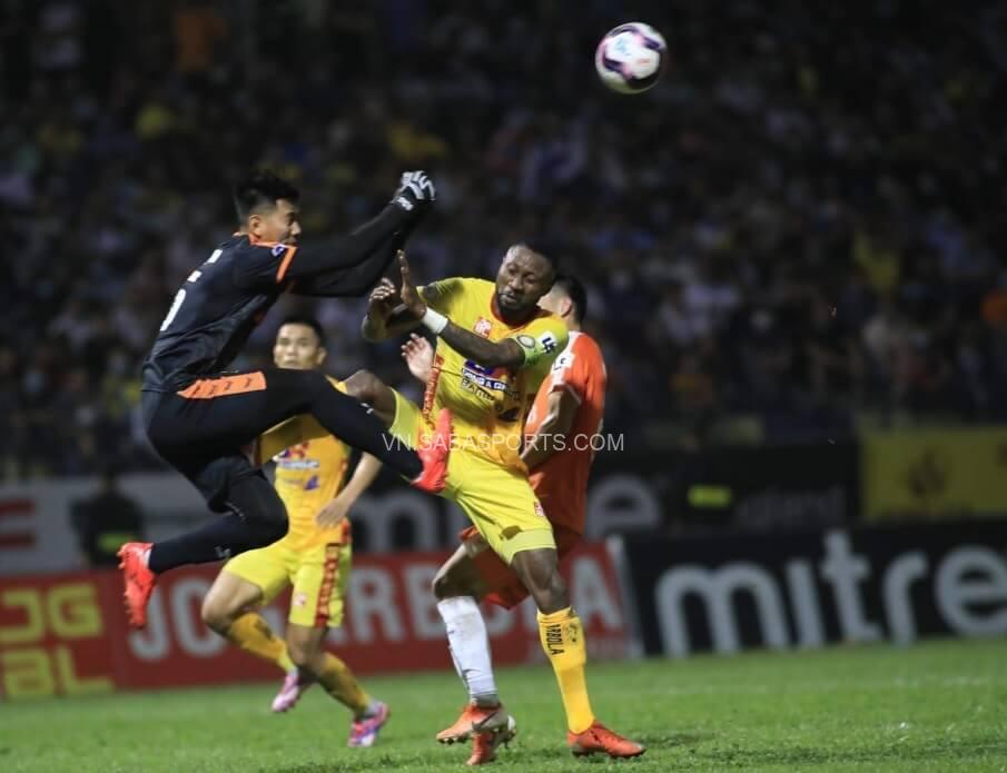 Pha phạm lỗi của cầu thủ nhập tịch