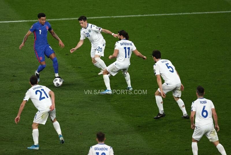 Lingard trong vòng vây đối thủ. (Ảnh: Twitter/Jesse Lingard)