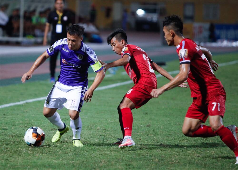 Chiến Hạm Đỏ thường nhận những kỷ niệm không vui khi gặp đội bóng áo tím (ảnh: Báo Lao Động)