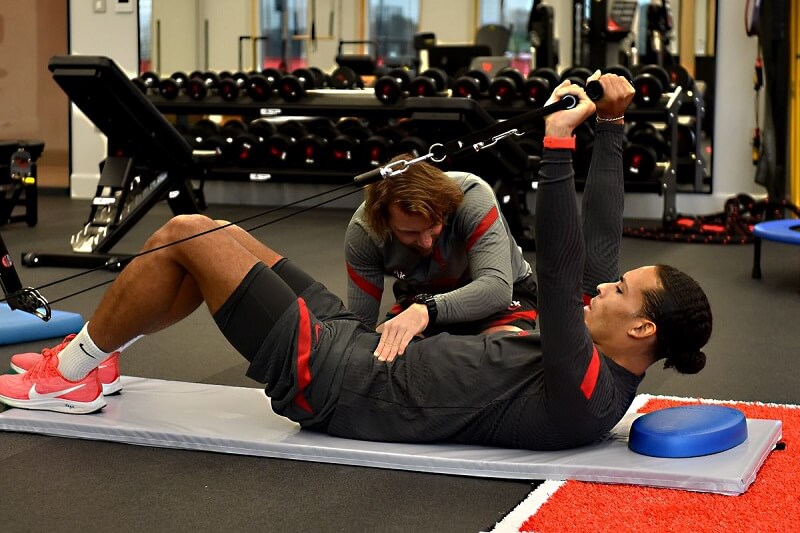 Van Dijk vẫn chủ yếu dành thời gian trong phòng trị liệu. (Ảnh: The Liverpool Offside)
