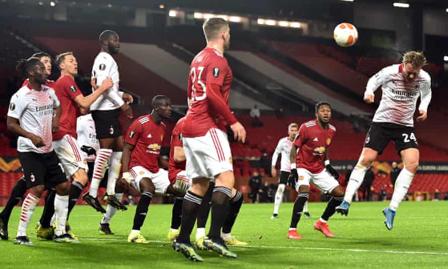 Matic đã bị Kjaer dễ dàng cắt đuôi trong bàn gỡ của Milan 