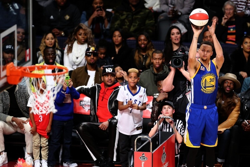Curry hiện là người có số quả ném 3 thành công nhiều thứ 2 lịch sử NBA