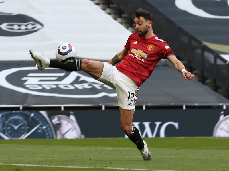 Một pha khống chế của Bruno trên sân Tottenham. (Ảnh: Football.London)