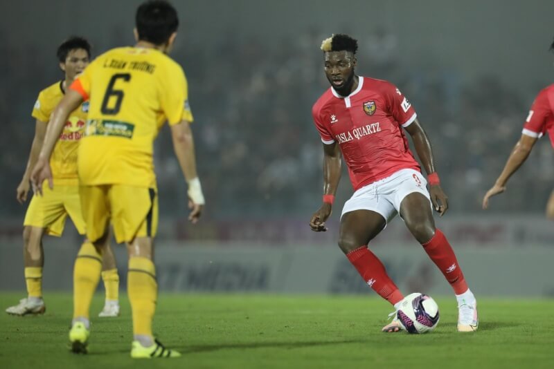 Hà Tĩnh (áo đỏ) thua tới 5 trận sau 9 vòng