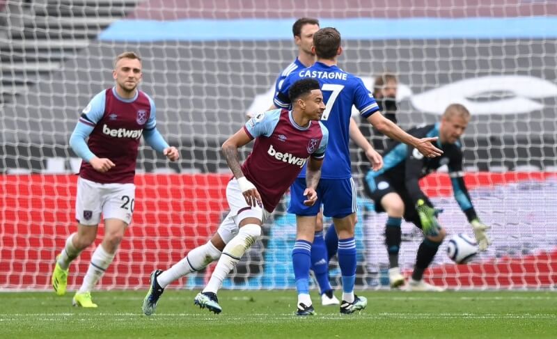 Lingard thể hiện khả năng dứt điểm ấn tượng bằng cú sút xa vào lưới Kasper Schmeichel