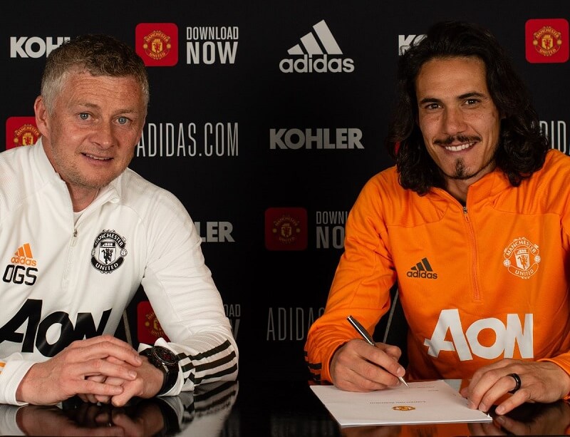 Solskjaer và Cavani trong ngày ký hợp đồng mới. (Ảnh: Mirror)