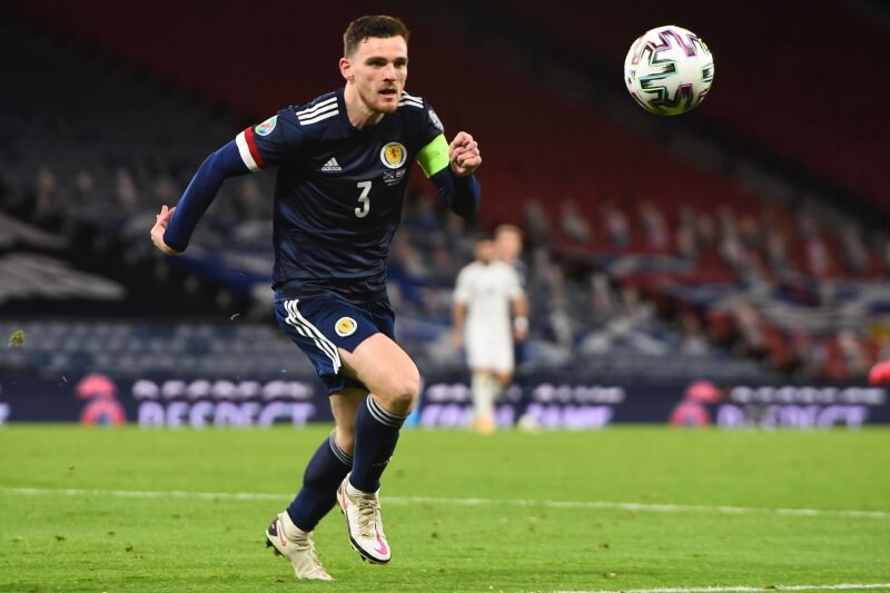 Scotland lên bóng phần nhiêu ở cánh trái, nơi có Robertson với khả năng tấn công vượt trội