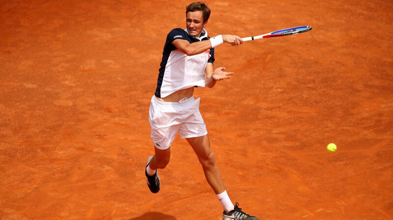 Medvedev có chút e ngại với sân đất nện. (Ảnh: tennisnet)