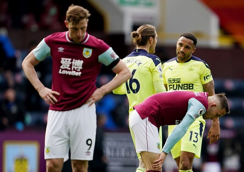 Burnley (áo tím) khó cải thiện thành tích sân nhà. (Ảnh: Getty)