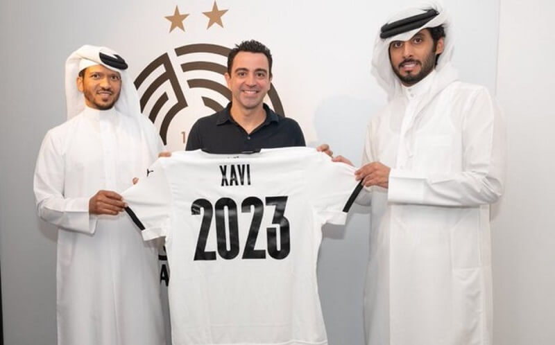 Xavi rạng rỡ trong ngày gia hạn hợp đồng. (Ảnh: Twitter)