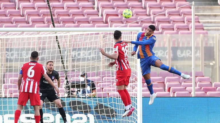 Barca có phần lép vế hơn đội khách trong hiệp 1 trận đấu.