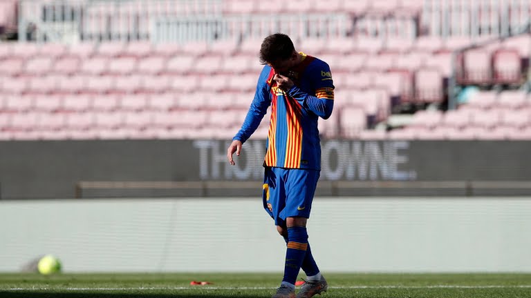 Vẻ thất vọng của Messi khi đội nhà nhận kết quả hòa trong trận cầu quan trọng quyết định ngôi vô địch.