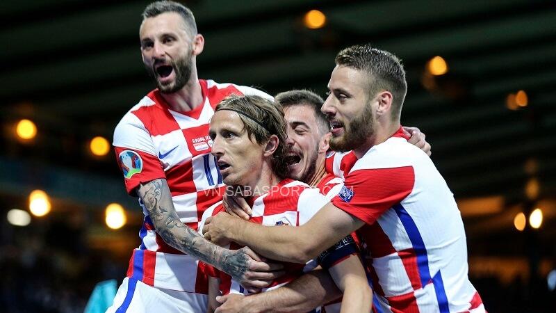 Modric ghi tuyệt phẩm trivela, Croatia thẳng tiến đến vòng knock-out
