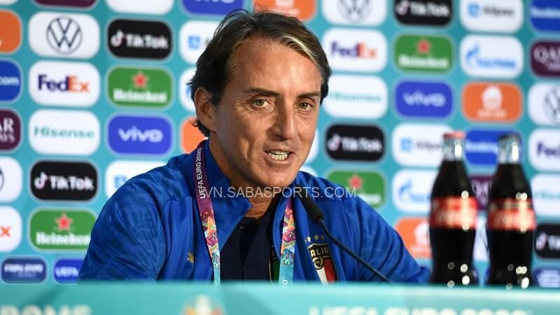 Mancini trong buổi họp báo mới đây. (Ảnh: Twitter)