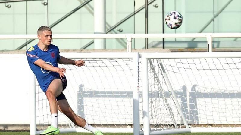 Foden trong buổi tập cùng đội tuyển. (Ảnh: Twitter)