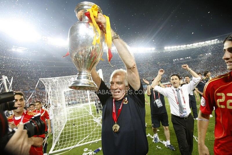 Nhà cầm quân quá cố Luis Aragones ăn mừng chiến tích năm 2008. (Ảnh: Bleacher Report)
