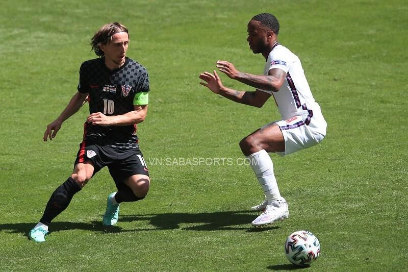 Modric (áo đen) phải gồng gánh tuyến giữa Croatia. (Ảnh: Twitter)