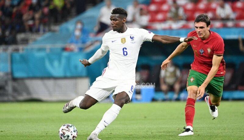 Pogba dễ dàng vượt qua sự truy cản của đối thủ. (Ảnh: Twitter)