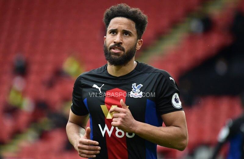 Townsend bảo vệ người đồng nghiệp. (Ảnh: Football FanCast)