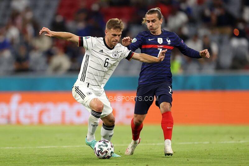 Griezmann tranh chấp với Joshua Kimmich. (Ảnh: Barca Blaugranes)
