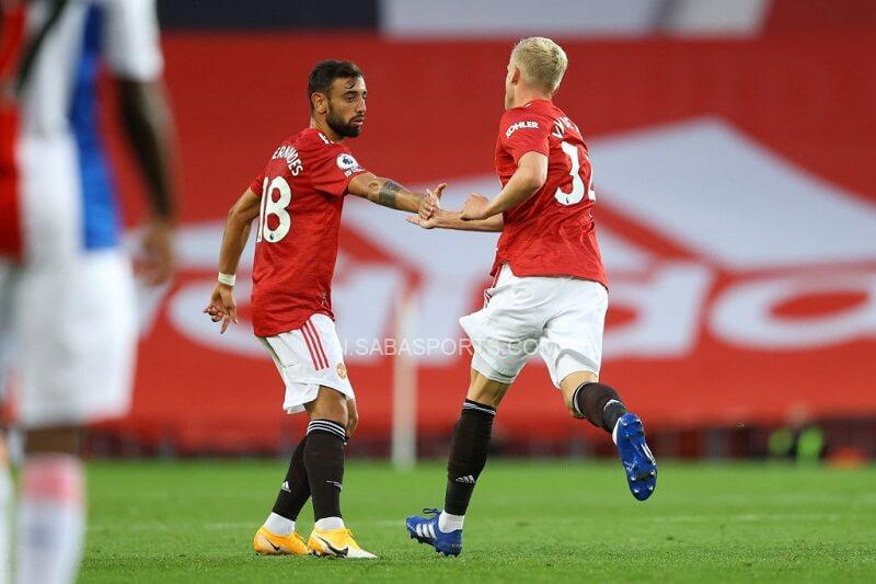 Van de Beek không thể cạnh tranh với Bruno Fernandes. (Ảnh: United In Focus)