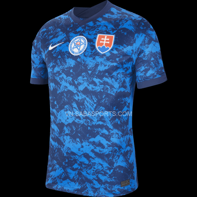 Chiếc áo có phần họa tiết độc đáo là những ngọn núi của đất nước này trên nền màu xanh lam đậm