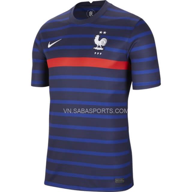 Sang trọng và mang nét cổ điển. Họa tiết sọc đỏ cũng theo chân Gà Trống Gaulois lúc họ đăng quang World Cup 1998.