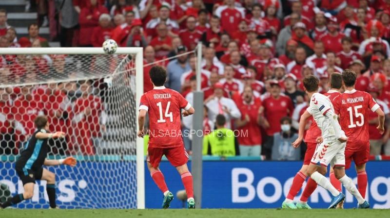 Cú dứt điểm đẹp mắt của Damsgaard