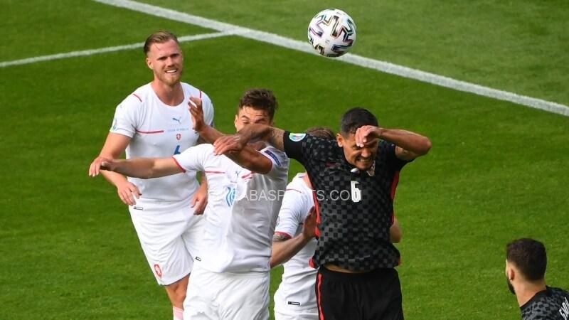 Lovren khiến đội nhà bị thổi phạt penalty trận gặp CH Séc