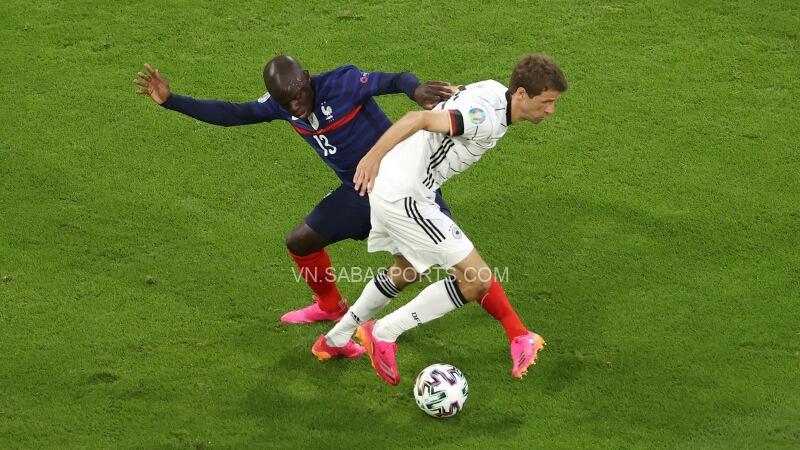 Kroos hoàn toàn bị lép vế trước Kante