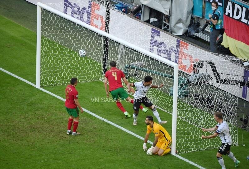 Đức tấn công hiệu quả nhờ bài đánh biên