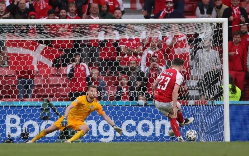 Thủ thành Hradecky cản phá thành công cú sút 11m giúp đội nhà bảo toàn chiến thắng