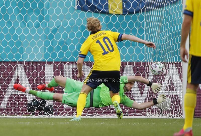 Emil Forsberg lập công trên chấm phạt đền