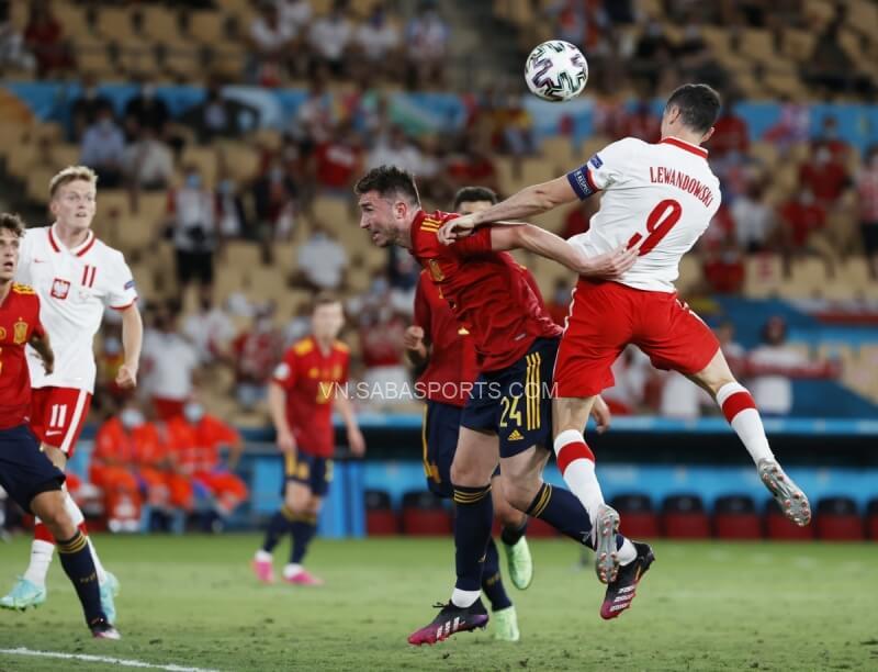 Lewandowski giúp đội nhà cầm hòa Tây Ban Nha