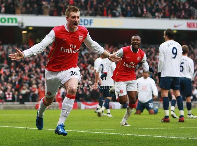 Bendtner ăn mừng bàn thắng để đời trước Spurs