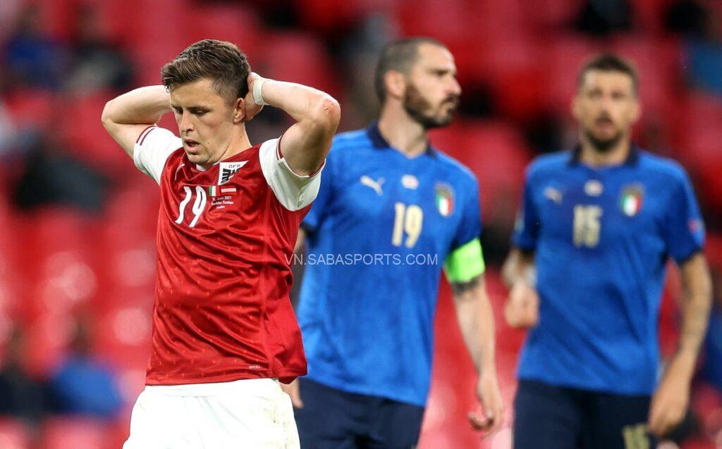 Hàng phòng ngự của tuyển Italy với thủ quân Bonucci gặp khó khăn trong việc ngăn chặn những đường tấn công của Áo.